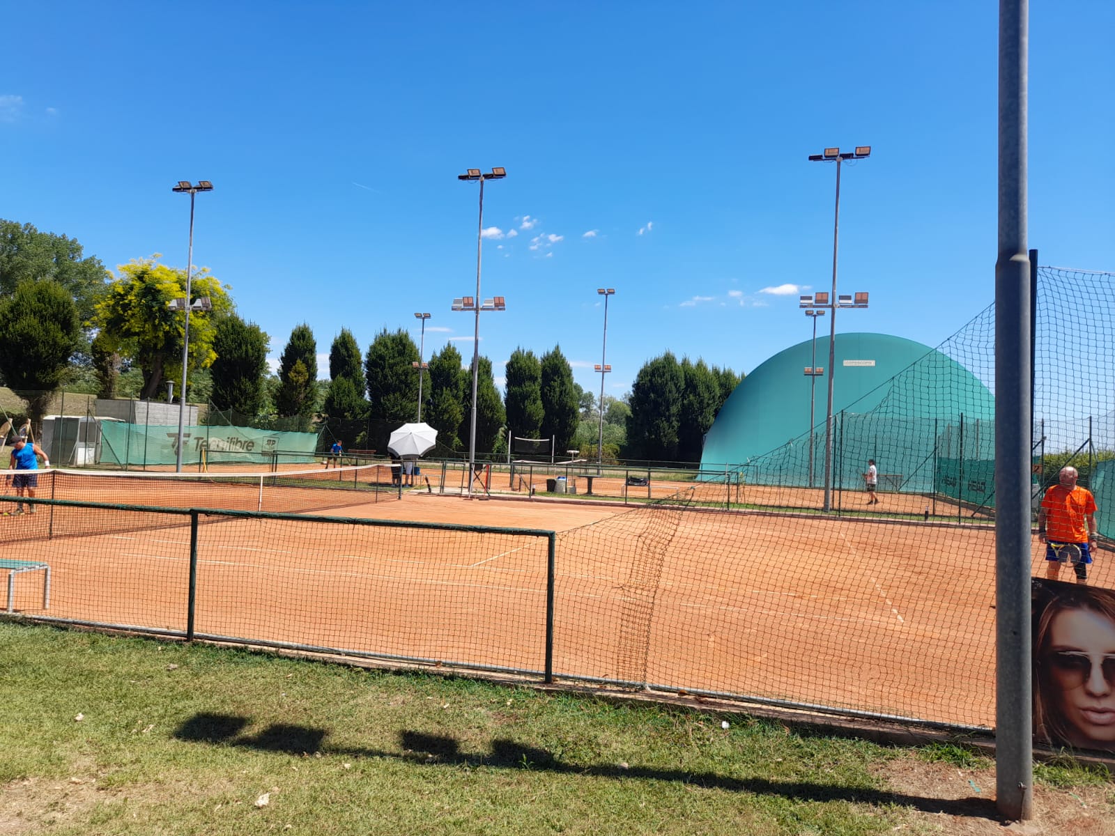 Lezioni di tennis sui campi di AT Zevio