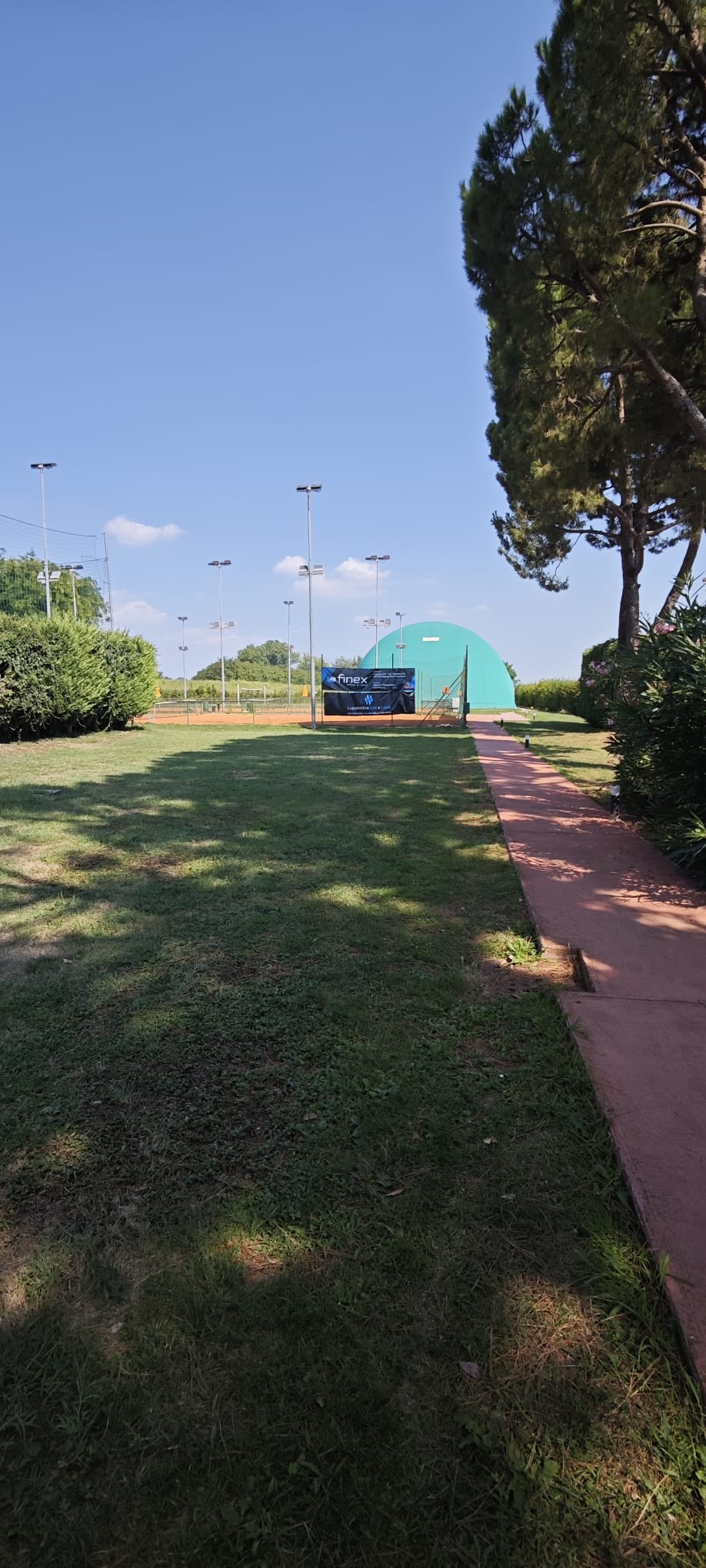 I tre campi da tennis immersi nel parco