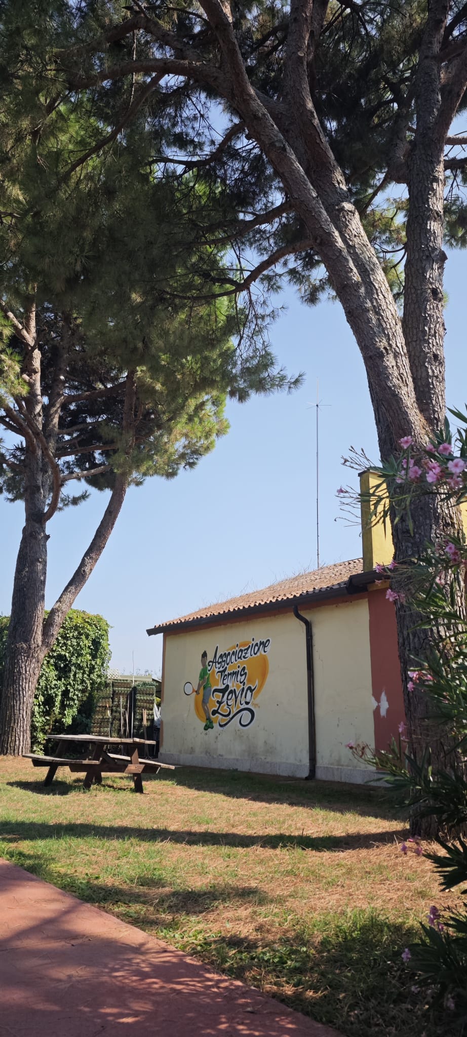 La clubhouse con il murale del circolo