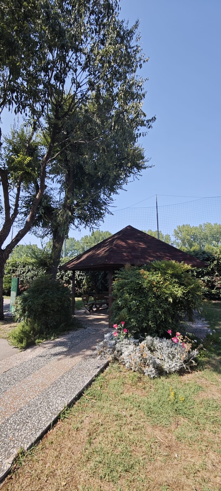 Il gazebo coperto all'ingresso del circolo